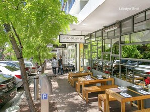 Outdoor dining - Modern 1BR in Neutral Bay, Near CBD & Transport (Neutral Bay)