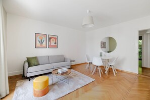 TV, stereo - Cool Unterstrass 3BR, 15min walk to Zurich HB, by Blueground (Zurich)