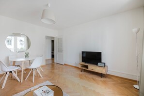 Dining - Cool Unterstrass 3BR, 15min walk to Zurich HB, by Blueground (Zurich)