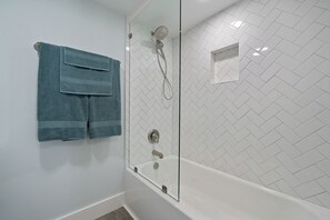 Shower, hair dryer, towels, toilet paper - La Mirage Condo 331 Beachfront Resort Condominiums with Private Boardwalk (Port Aransas)