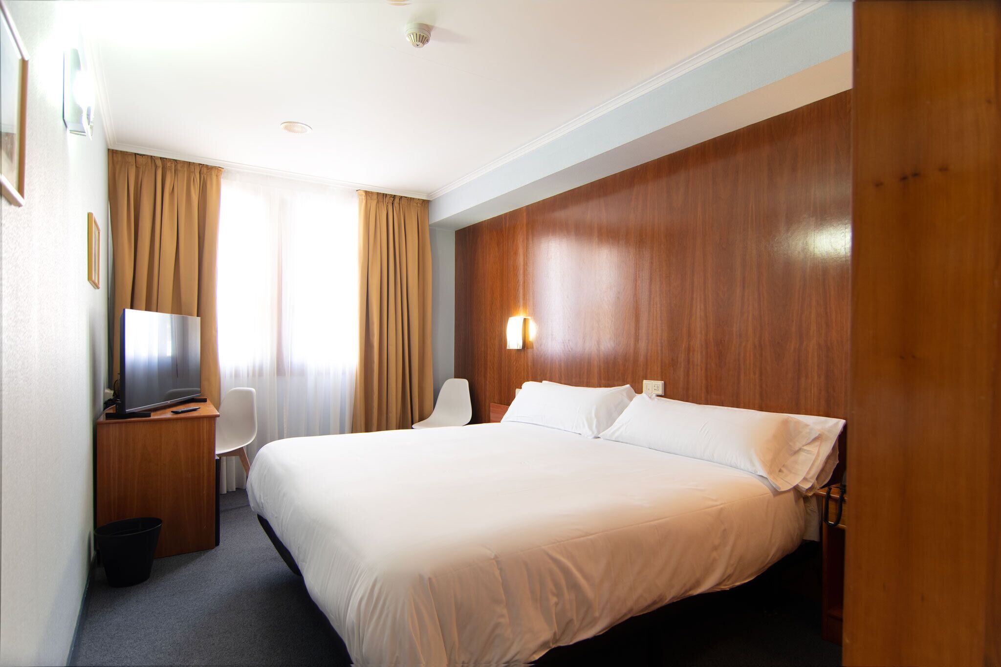 标准双人房或双床房, 城市景观 | 迷你吧（备有免费物品）、客房内保险箱、办公桌、遮光窗帘