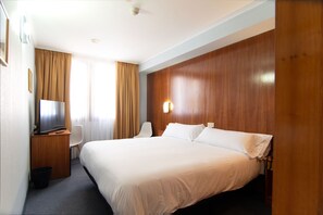 Camera Standard con letto matrimoniale o 2 letti singoli, vista città | Minibar con snack e bevande gratuite, una cassaforte in camera