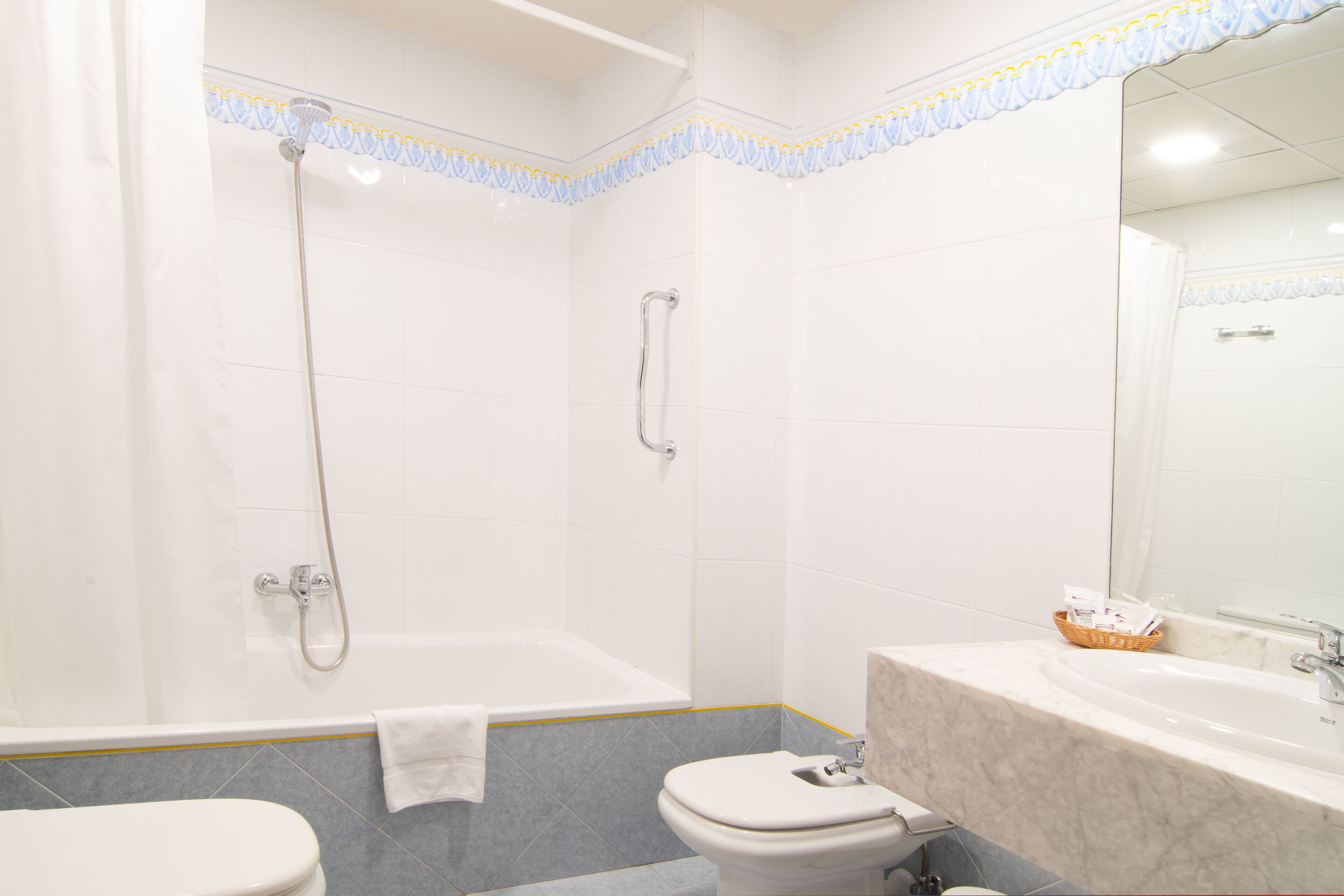 Baignoire, sèche-cheveux, bidet, serviettes fournies