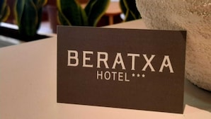 Une enseigne pour l’hôtel «
BERATXA
», au design simple et épuré.