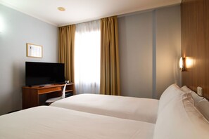 Camera Standard con letto matrimoniale o 2 letti singoli, vista città | Minibar con snack e bevande gratuite, una cassaforte in camera