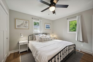 2 chambres, bureau, fer et planche à repasser, lit de bébé portatif