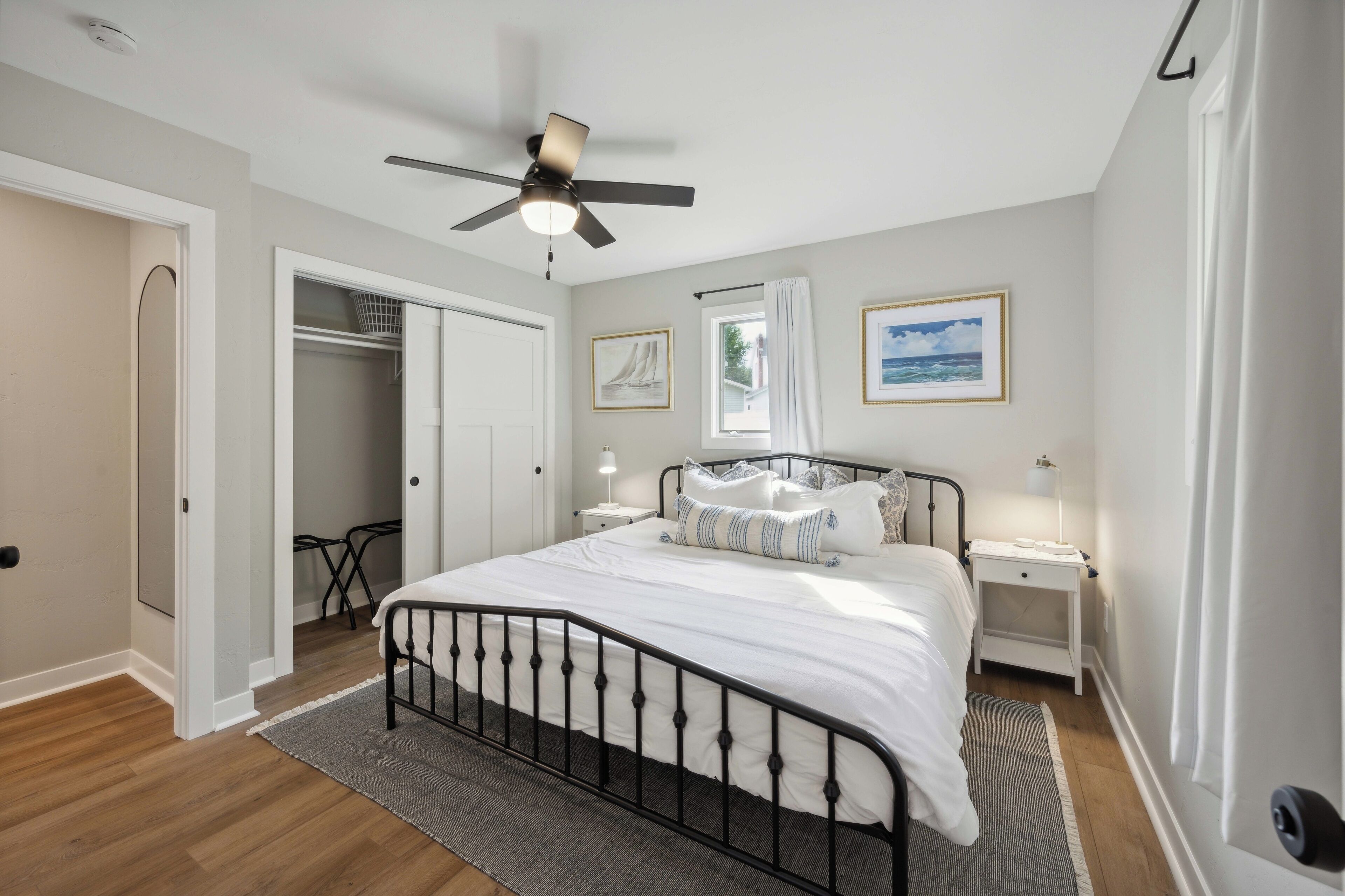 2 dormitorios, escritorio, tabla de planchar con plancha y cuna de viaje