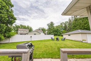 Outdoor dining - Serenity on Strauss 400 • Walk to Everything (Green Lake)