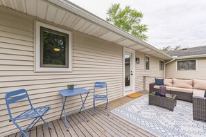 Outdoor dining - Serenity on Strauss 400 • Walk to Everything (Green Lake)