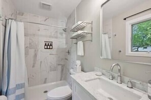 淋浴设施、吹风机、毛巾、肥皂