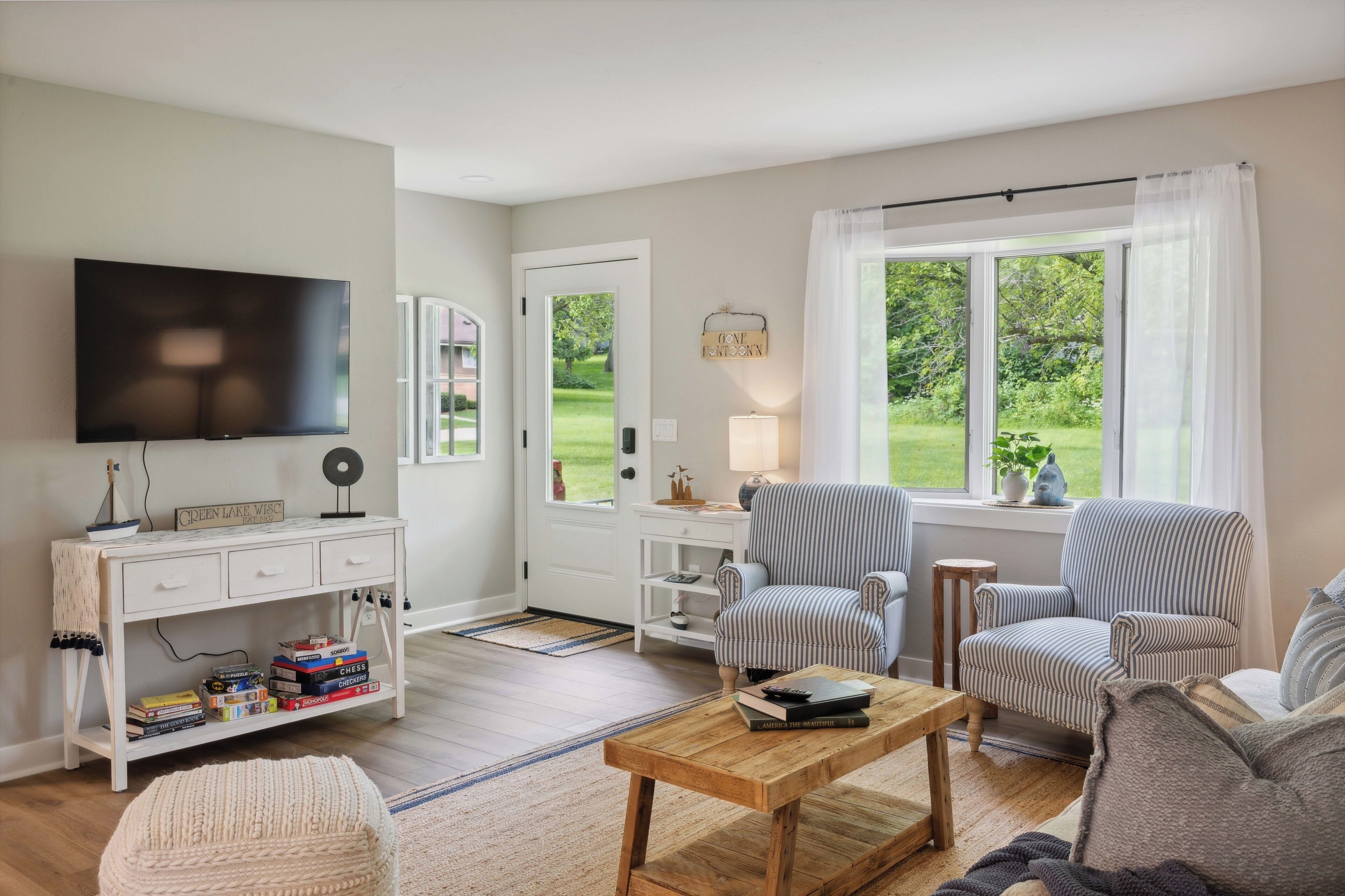 Een smart-tv en boeken