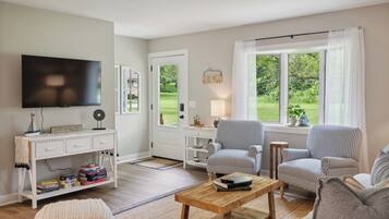 Een smart-tv en boeken