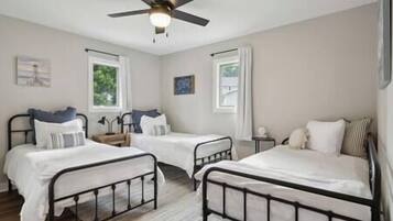 2 habitaciones, caja de seguridad en la habitación y escritorio