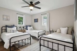 2 多间卧室、客房内保险箱、办公桌、熨斗/熨衣板