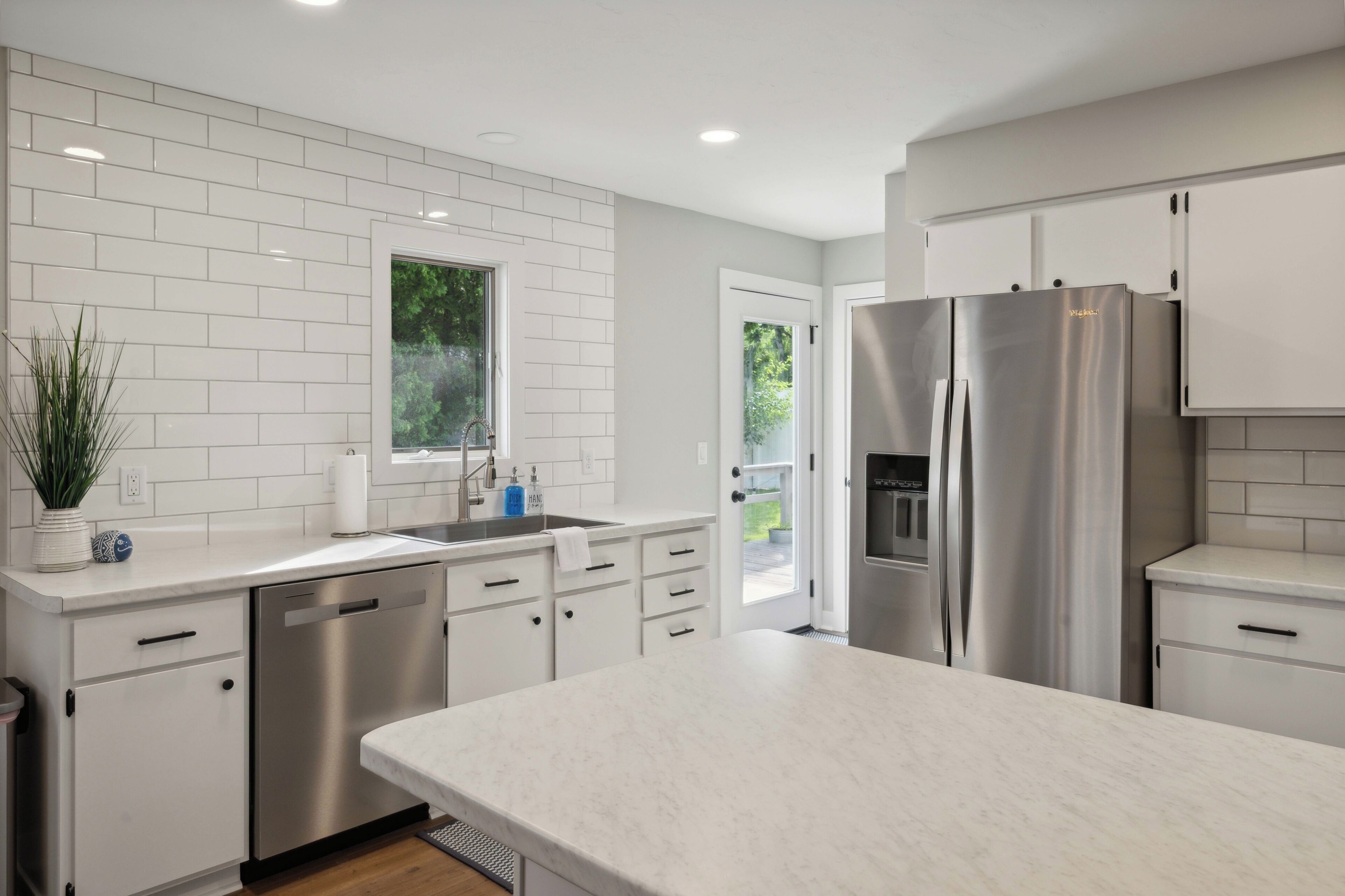 Refrigerador, microondas, horno y parrilla de estufa 