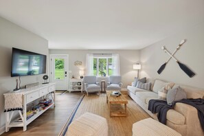 Smart TV, books - Serenity on Strauss 400 by Kropp Collective – Cozy Green Lake Family Retreat (Green Lake)