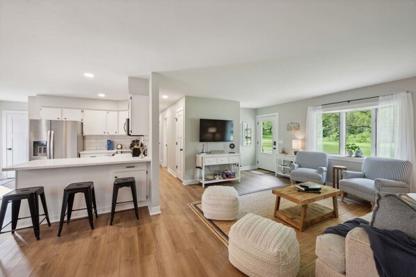 Smart TV, books - Serenity on Strauss 400 • Walk to Everything (Green Lake)