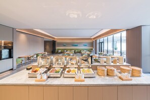 A modern cafeteria with buffet-style food stations and seating areas. - Ji Hotel Zhuhai Gaolangang Shopping Center (Zhuhai)