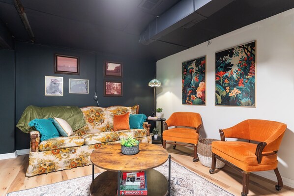 TV, books - Funky & Private Apartment (Beech Grove)