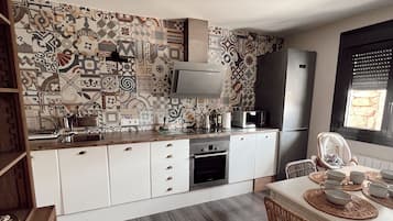 Een koelkast, een magnetron, een oven, een kookplaat