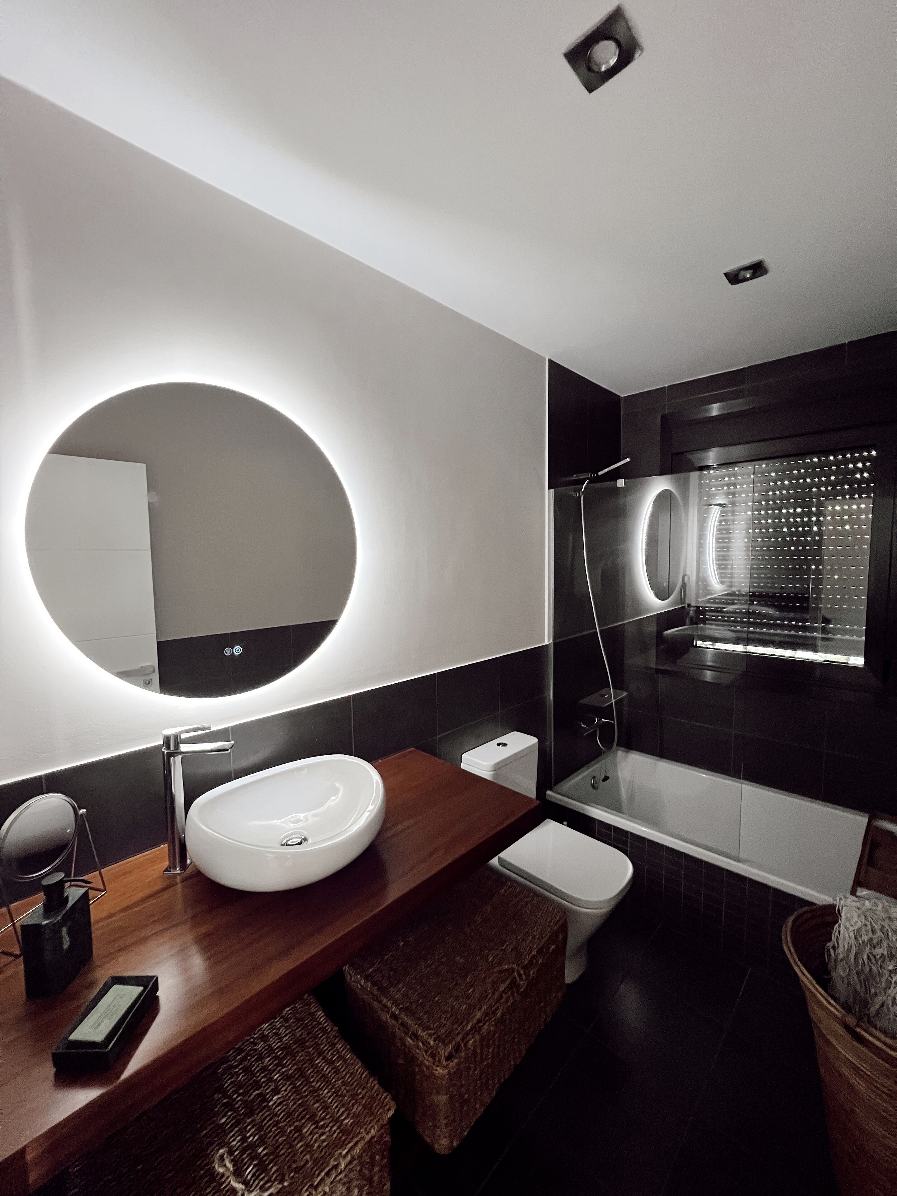 Een douche, een haardroger, een bidet, handdoeken
