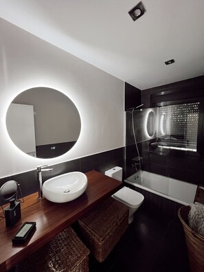 Dusj, hårføner, bidé og håndklær