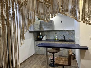 Private kitchen - 2-bedroom apartment in superb Port Louis with WiFi, AC (Port Louis)