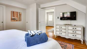 3 bedrooms, iron/ironing board, travel crib, free WiFi