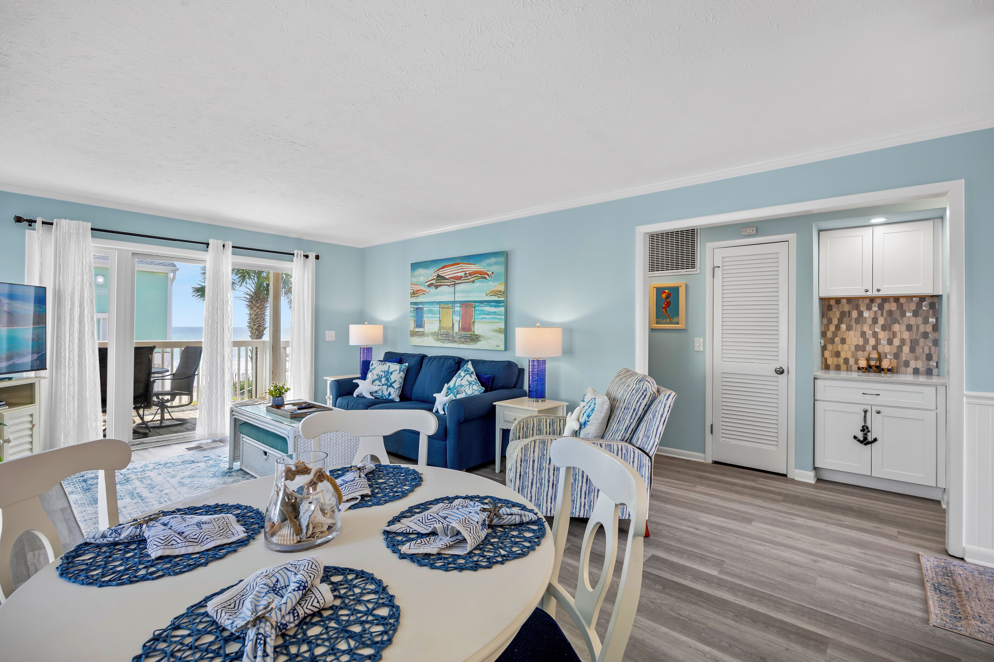 Smart TV, fireplace, DVD player