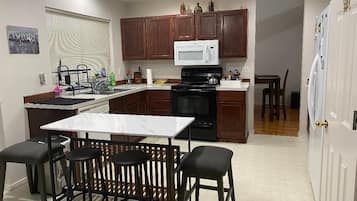 Geladeira grande, micro-ondas, fogão, cooktop