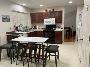 Full-sized fridge, microwave, oven, stovetop - CALM Guest House (Auburn)