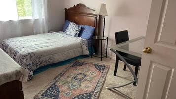 Quarto casal econômico | Escrivaninha, quartos à prova de som, ferros/tábuas de passar roupa