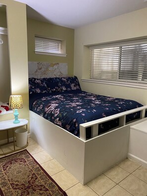 Escritorio, sistema de insonorización y tabla de planchar con plancha 