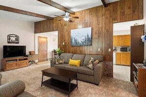 TV, fireplace, DVD player, stereo - Cedar Trees Retreat (Sandpoint)