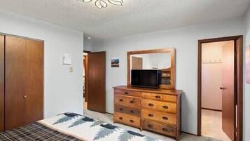 3 bedrooms, iron/ironing board, internet, bed sheets