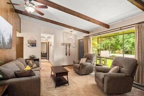 TV, lareira, DVD player, aparelho de som