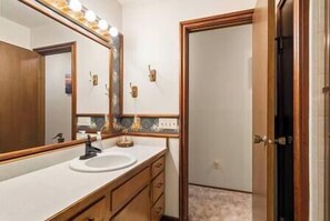 Secador de cabelo, toalhas de banho