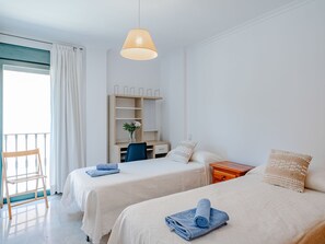 2 sovrum, skrivbord och internet