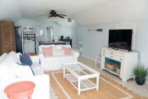 Smart TV, books - 1 Bedroom Unit half block to beach (Tybee Island)