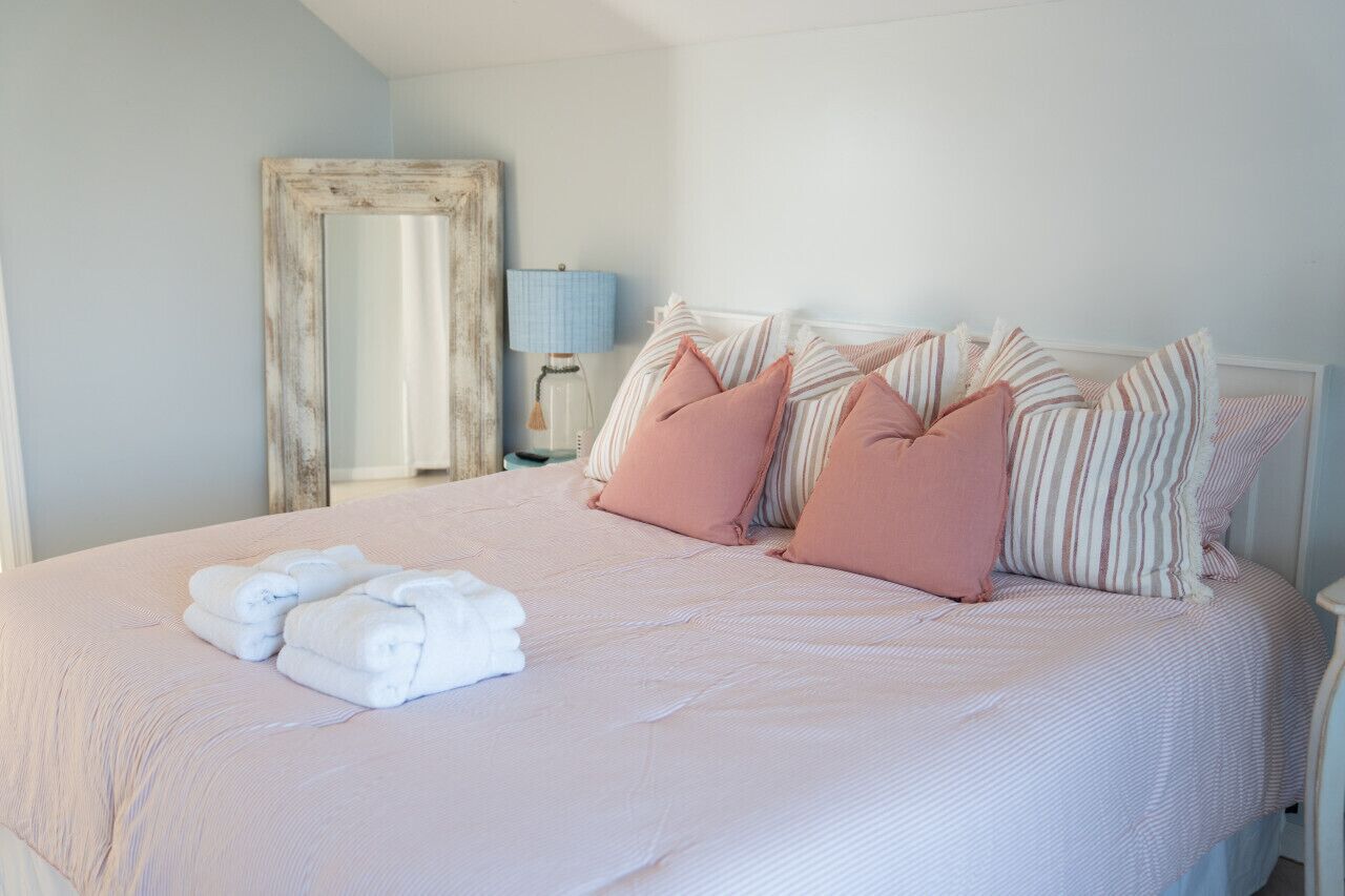 1 habitación, escritorio, tabla de planchar con plancha y cuna de viaje 