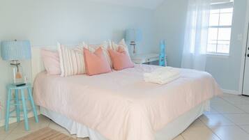 1 habitación, escritorio, tabla de planchar con plancha y cuna de viaje