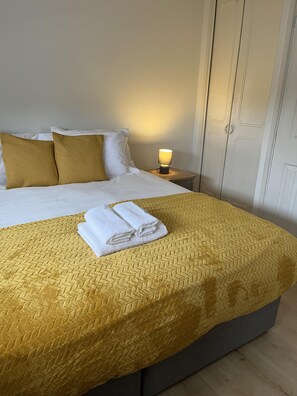 2 bedrooms, iron/ironing board, WiFi, bed sheets - Hive Stays, sleeps 3, Free Parking, Wifi, Smart Tv (Kettering)