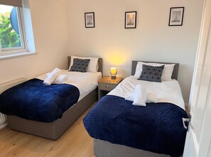 2 habitaciones, tabla de planchar con plancha, wifi y ropa de cama 