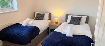 Hive Stays, sleeps 3, Free Parking, Wifi, Smart Tv