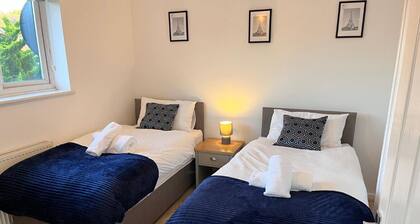 Hive Stays, sleeps 3, Free Parking, Wifi, Smart Tv