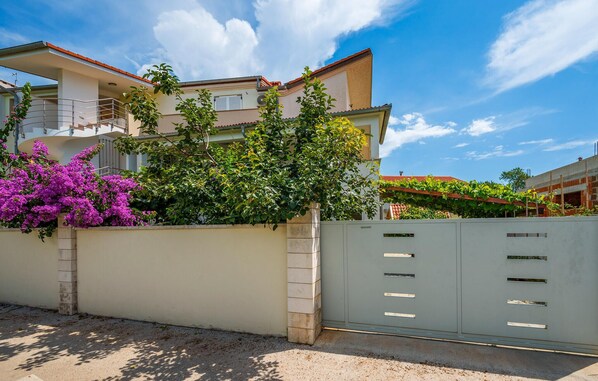 Property grounds - Amazing apartment in Premantura (Premantura)