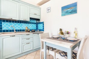 Refrigerador, parrilla de estufa y cafetera y tetera 