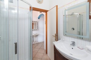 Dusche, Bidet, Handtücher