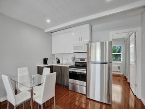 Køleskab, mikrobølgeovn, ovn, kogeplade