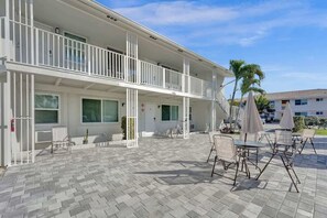 Outdoor dining - Coastal Charm: 1BR Retreat near Pompano Beach (Pompano Beach)